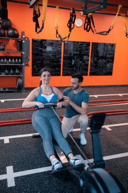 Atletik antrenör onun kilolu müşteri çalışma yardım