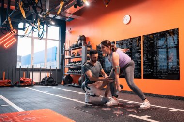 Fitness eğitimi kontrol kadın halter ile egzersiz yapıyor