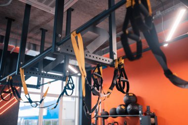 Trx kayışları ile modern ve geniş fitness merkezi
