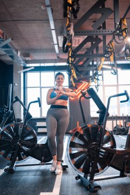 Koyu saçlı kadın akıllı saatinde zamanı kontrol