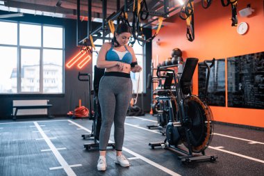 Gri tozluk ve üst ölçüm bel giyen tombul kadın