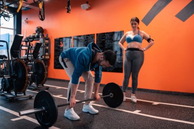 Adam kilolu kadın yakın barbell ile çalışma