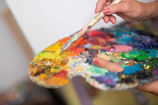 Primo piano di guazzo lucente di colori diversi su tavolozza a colori — Foto Stock