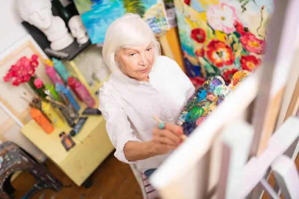 Mujer jubilada amante de la pintura para colorear su imagen —  Fotos de Stock