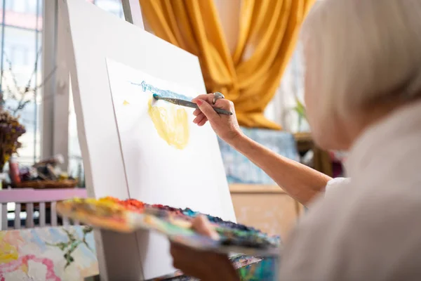 Kobieta malowanie z kolorowym gwasz w warsztacie — Zdjęcie stockowe