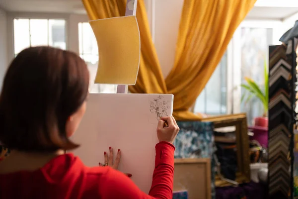 Artista con vestido rojo sosteniendo lápiz y dibujo —  Fotos de Stock