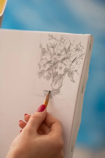 Primo piano di promettente artista disegno vaso con fiori — Foto Stock