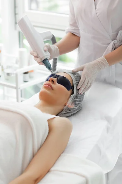 Mooi goed uitziende vrouw met een schoonheids therapie — Stockfoto