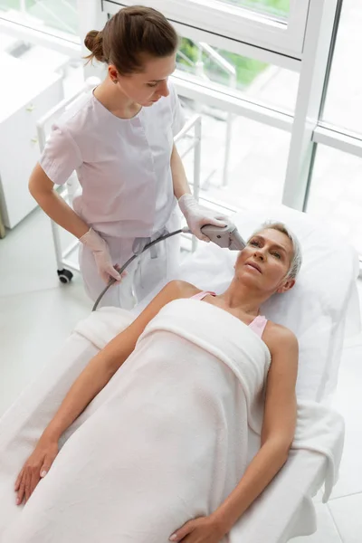 Top view of a facial treatment procedure being done — Stock Photo, Image