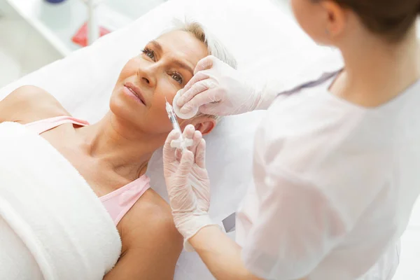 Joyful mogen kvinna som får Facial BOTOX injektion — Stockfoto