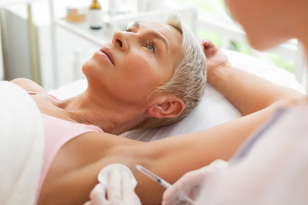 Nice short haired woman receiving an injection — Stock Photo, Image