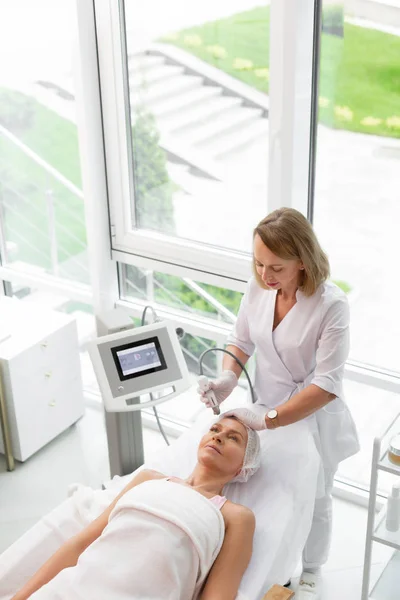 Professional female doctor doing the cosmetology procedure — Stock Photo, Image