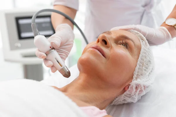 Goed uitziende verouderde vrouw met een neklifting procedure — Stockfoto