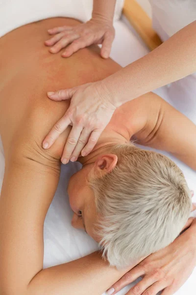 Top uitzicht van vrouwelijke handen doen de massage — Stockfoto