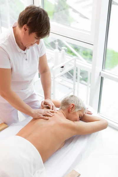 Professional skilled masseuse doing the back massage — Stock Photo, Image