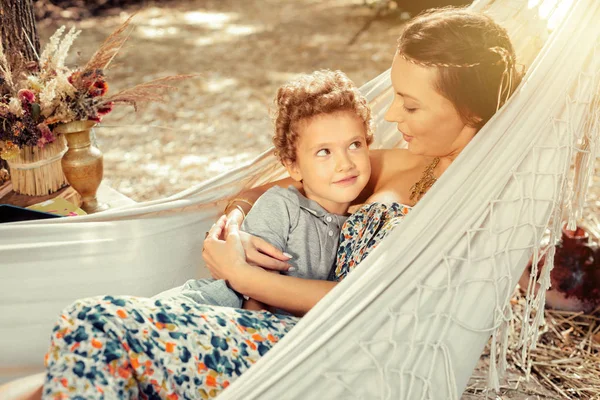 Rapaz simpático e positivo a olhar para a mãe — Fotografia de Stock