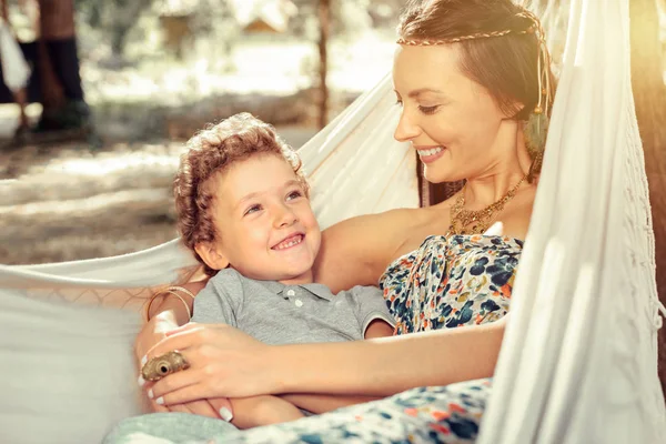 Feliz mulher encantada abraçando seu filho amado — Fotografia de Stock