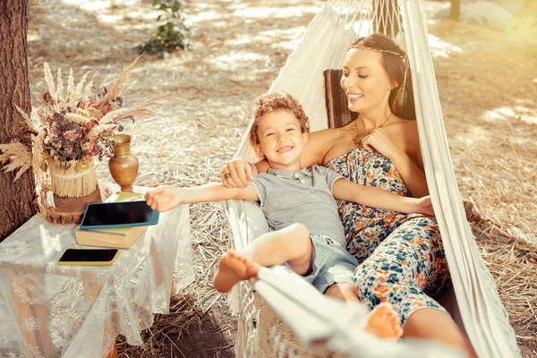 Delicioso niño alegre juguetón disfrutando de su día — Foto de Stock