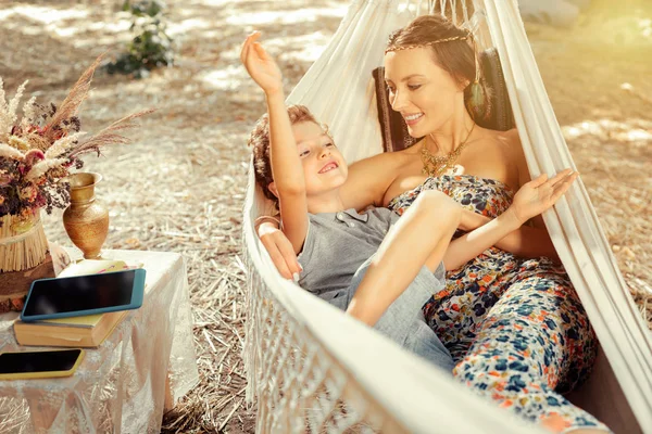 Rapaz alegre positivo estar em um humor brincalhão — Fotografia de Stock