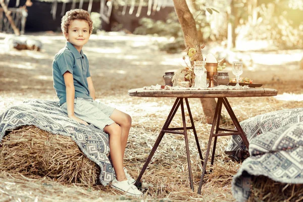 귀여운 긍정적 인 소년 앉아 에 이 테이블 — 스톡 사진