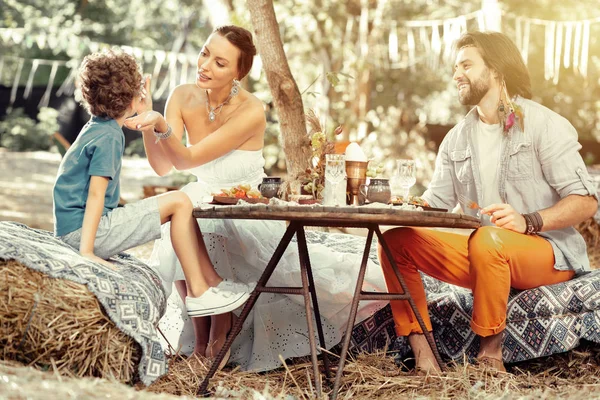 Positieve verrukt familie met een maaltijd buitenshuis — Stockfoto