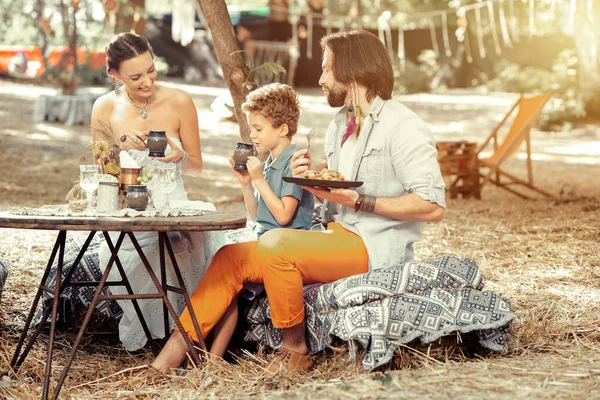 Pozitif güzel aile birlikte sağlıklı yemek yeme — Stok fotoğraf