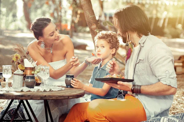 Leuke aangename vrouw met een vork met eten — Stockfoto