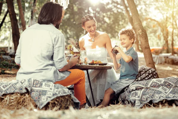 Blij schattig jongen ontbijten met zijn ouders — Stockfoto