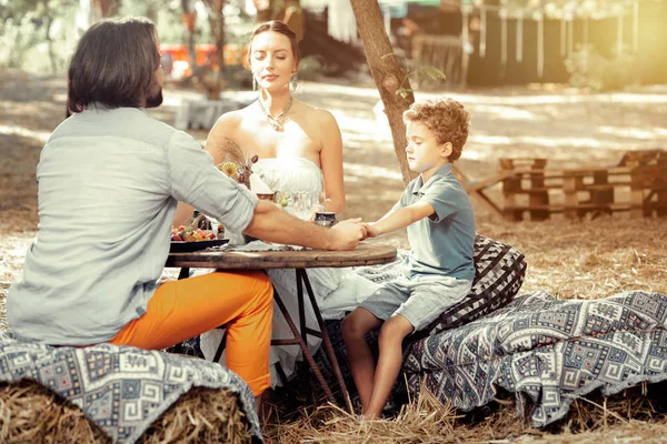 Família espiritual agradável orando antes de sua refeição — Fotografia de Stock