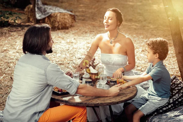 Verrukt vreedzame familie samen zitten rond de tafel — Stockfoto