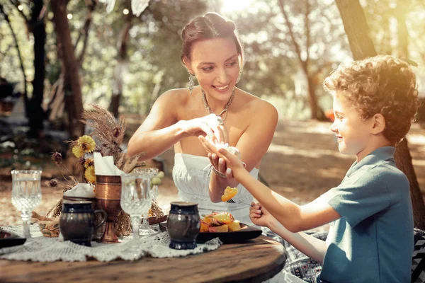 Mooie mooie vrouw die samen met haar zoon eet — Stockfoto