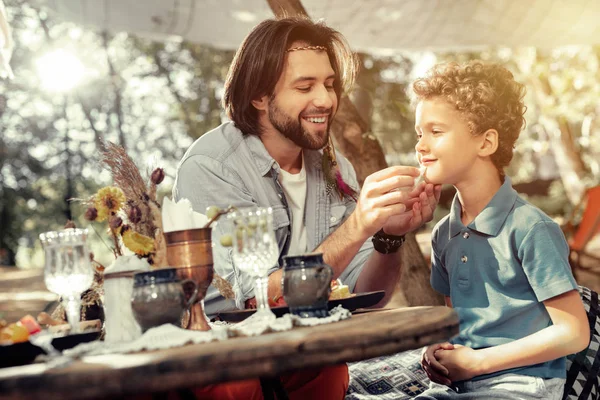 Gioioso uomo positivo che si prende cura del suo giovane figlio — Foto Stock