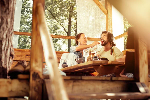 Encantado hombre agradable siendo alimentado por su esposa — Foto de Stock