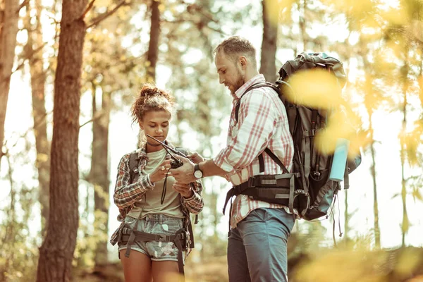 Hoş gençler walkie talkie kullanarak