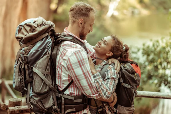 Sevimli güzel memnun çift birbirlerine sarılma