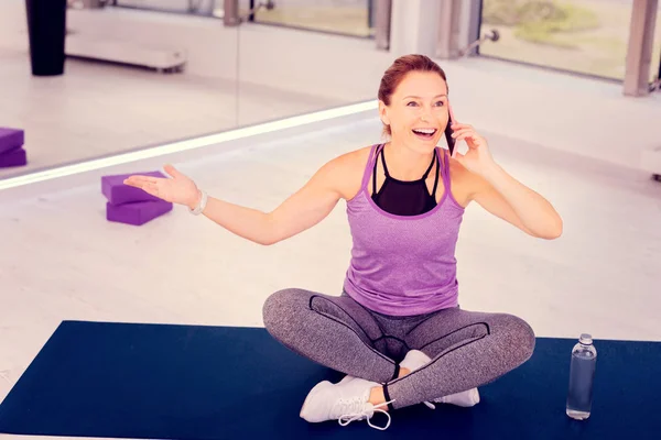 Emotionell kvinnlig person sitter på yogamattan — Stockfoto