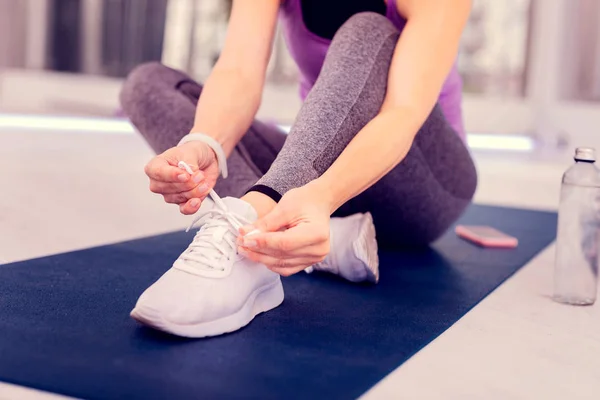 Close up of female person that sitting on mat — Stock Photo, Image