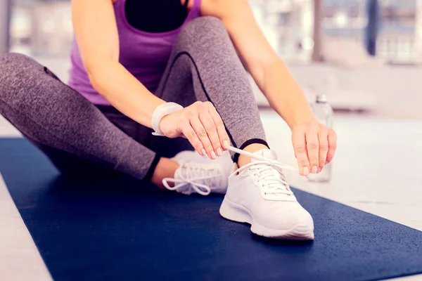 Fokussierte Foto auf weibliche Hände, die Schuhe machen — Stockfoto