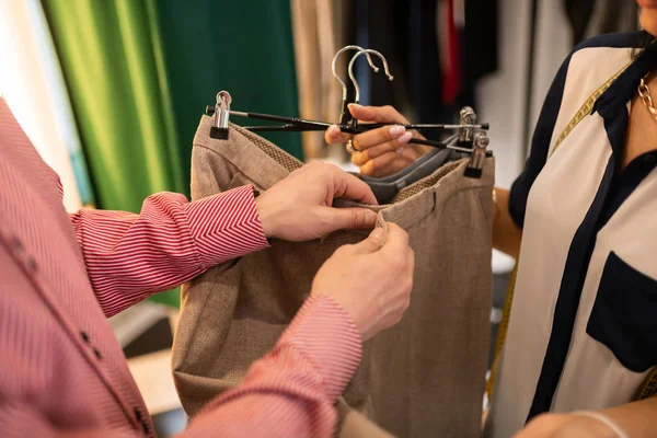 Close-up van de mannelijke controle van het kledingstuk accessoires van beige broek — Stockfoto