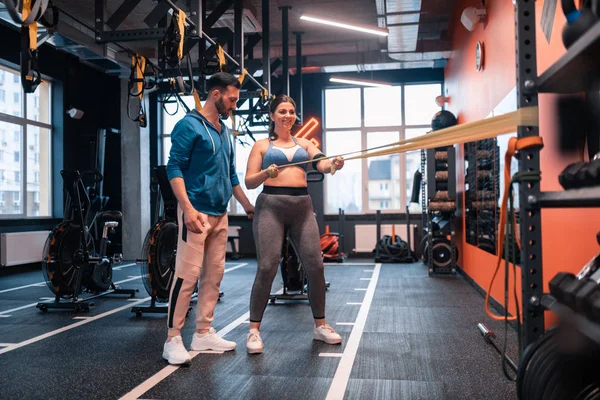 Kilolu kadın ilk kez Trx egzersizleri yapıyor