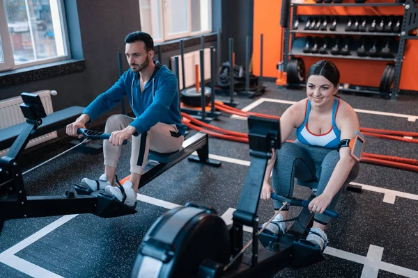 Fitness ekipmanları kullanarak kilolu kadın öğretim Eğitmen