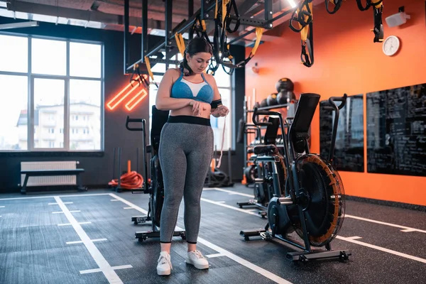 Gri tozluk ve üst ölçüm bel giyen tombul kadın