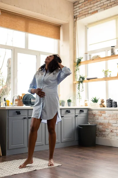 Hermosa mujer embarazada de pie en su cocina . — Foto de Stock