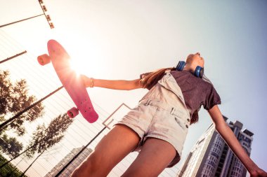 Büyük gün zevk bir t-shirt rahat uzun saçlı kız