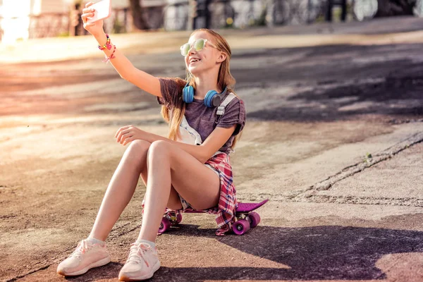 Ridere bella signora che fa selfie su uno smartphone — Foto Stock