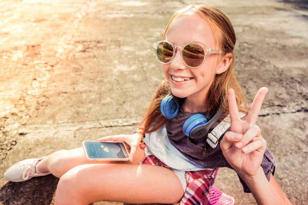 Pretty Little Girl z szerokim uśmiechem noszenie ciemnych okularów przeciwsłonecznych, pokazując jej nastrój — Zdjęcie stockowe