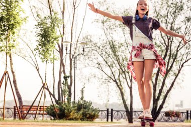 Bir gemide kalırken aktif zaman harcama olan Gülen uzun boylu küçük kız