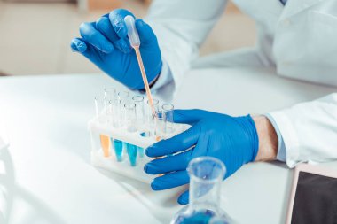 Test tüpleri ile bir rafın kapatılması