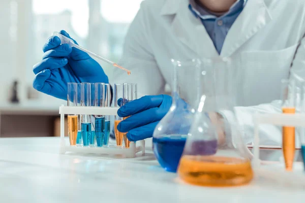 Close up of test tubes being used in chemical lab — Stock Photo, Image