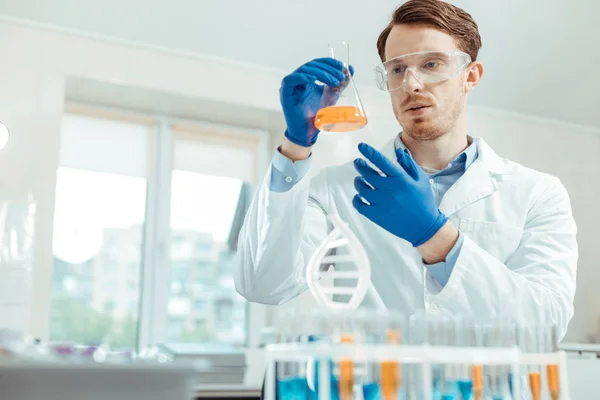 Cientista profissional inteligente trabalhando no laboratório — Fotografia de Stock